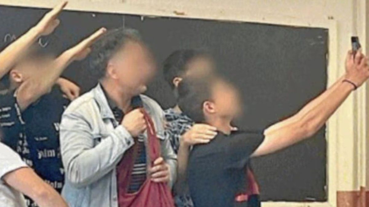 Italia: investigan a un profesor de Roma por hacer saludos fascistas en el aula