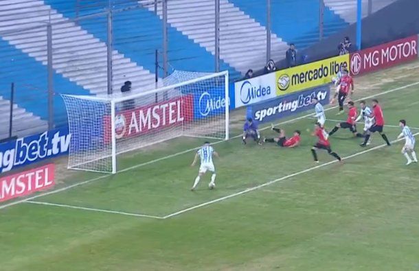 El gol con el arco libre que falló Maravilla Martínez en la eliminación de Racing de la Copa Sudamericana