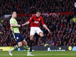 Una volea del holandés Robin Van Persie ante el Aston Villa, el mejor gol de la historia de la Premier League. Una volea del holandés Robin Van Persie ante el Aston Villa, el mejor gol de la historia de la Premier League.