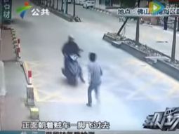 Le pegó una patada voladora al delincuente que le había robado el celular y lo tiró de la moto Le pegó una patada voladora al delincuente que le había robado el celular y lo tiró de la moto