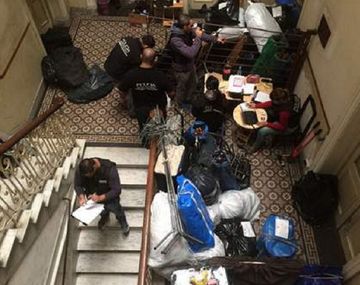 Metropolitana allanó un hotel utilizado como depósito de mercadería ilegal