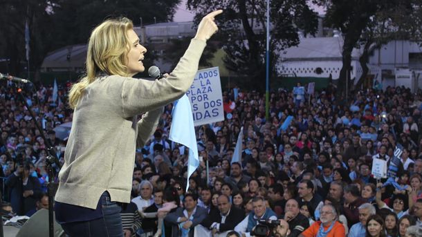Silvina Elías de Pérez con el pañuelo celeste del Salvemos las dos vidas