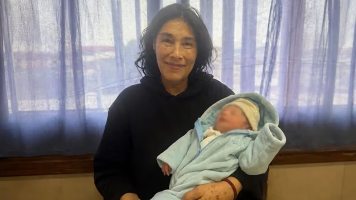 Cómo están la mujer de 62 años y su bebé tras hacer historia en el país