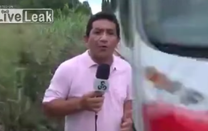 A un periodista casi lo pisa un colectivo