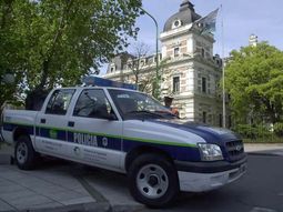 Policias en Plaza San Martin - camioneta en la gobernacion