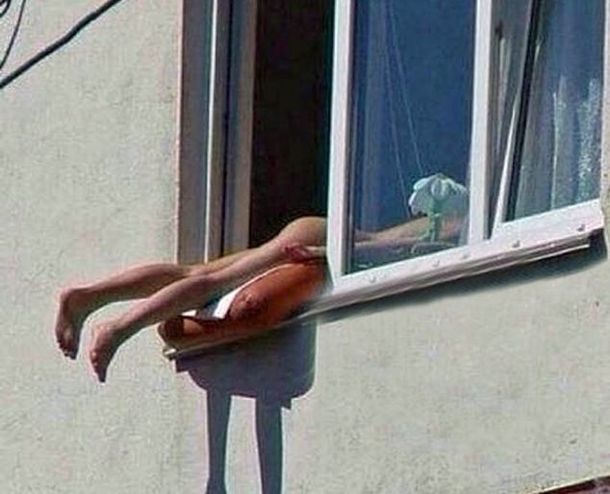 Toma sol desnuda desde una ventana y provoca un choque múltiple en la calle