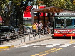 Dos ladrones asaltaron a 25 pasajeros en Moreno: hay 8 líneas de colectivo de paro