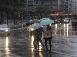 Desde este martes, medio Uruguay  se encontraba bajo una alerta roja por lluvias,  tormentas y  vientos huracanados.