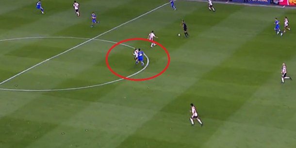 ¿Patada a De La Cruz sin pelota? La primera polémica del Superclásico