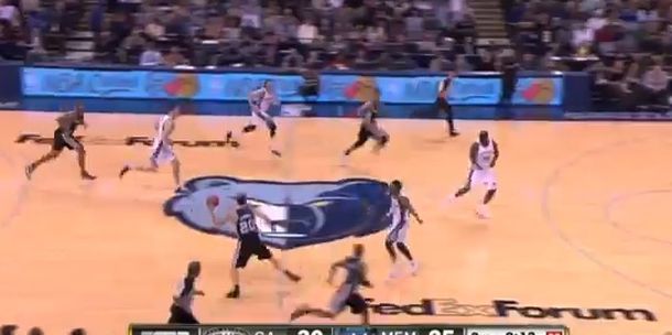 Magistral asistencia de Manu Ginóbili para los Spurs