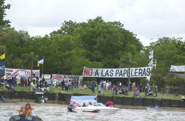 Por agua y tierra, asambleístas de Gualeguaychú volvieron a marchar contra UPM