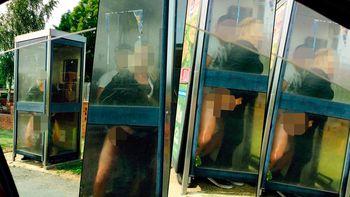 una pareja tuvo sexo en una cabina de telefono y las fotos se viralizaron una pareja tuvo sexo en una cabina de telefono y las fotos se viralizaron