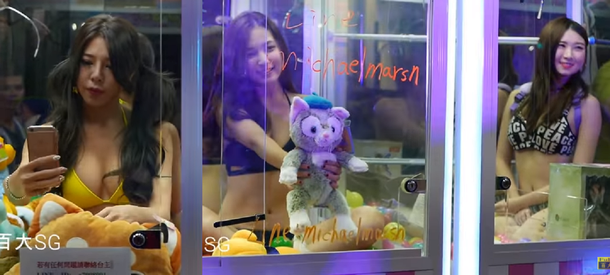 Un centro comercial en China exhibió a mujeres en bikini dentro de máquinas de peluche