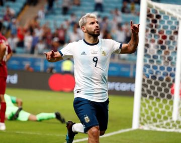 El Kun festeja su gol, el segundo de Argentina ante Qatar