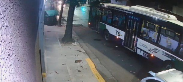 Impresionante choque de un colectivo en Caballito: impactó contra un container de basura y embistió a dos autos