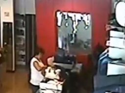 mira a estas mecheras que roban en un local y escapan sin ser detectadas mira a estas mecheras que roban en un local y escapan sin ser detectadas