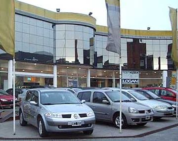 La producción de autos bajó 21% en abril y las ventas