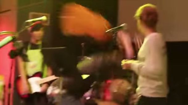 Se cansa de lo mala que es su banda, rompe la guitarra y se va