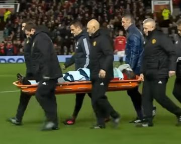 Lukaku salió en camilla por un cabezazo de Hoedt&nbsp;