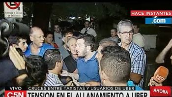 tension en el allanamiento a uber: cruces entre taxistas y usuarios tension en el allanamiento a uber: cruces entre taxistas y usuarios