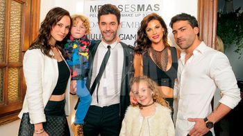 ¿necesita prensa? mariano martinez poso con su novia, su ex, sus hijos y el novio de su ex ¿necesita prensa? mariano martinez poso con su novia, su ex, sus hijos y el novio de su ex