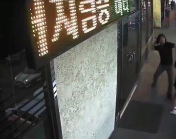 Con un martillo, un hombre atacó brutalmente a una mujer