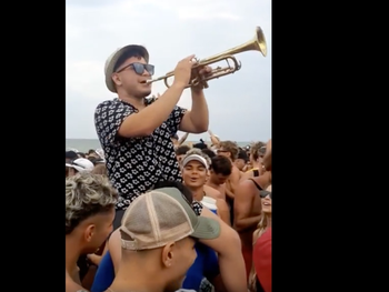 Con una trompeta y al estilo mundial, los chicos en Villa Gesell bailaron hasta el Himno Nacional