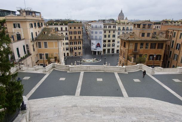 La Plaza España desolada por el aislamiento que dispuso el gobierno de Italia ante el coronavirus