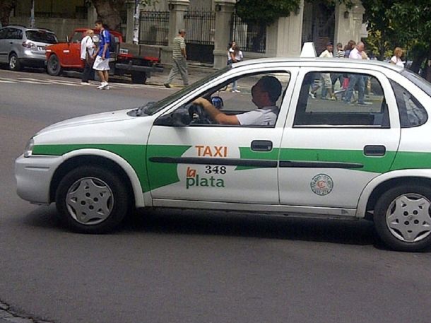 Polémica en La Plata: autorizan a sacar licencia para taxi con antecedentes penales