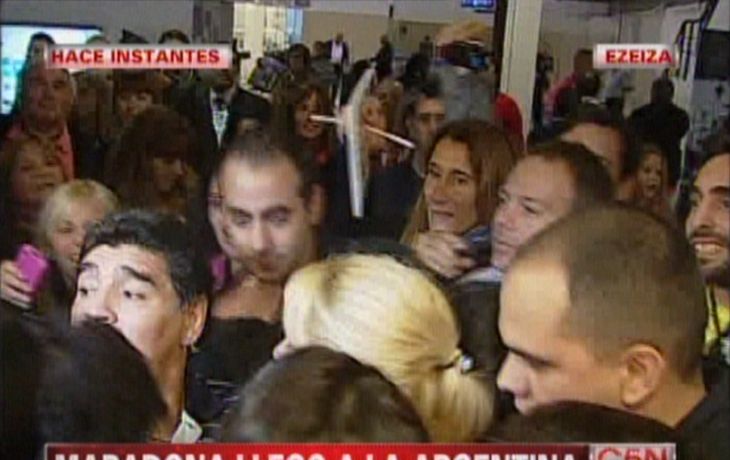 Maradona llegó a Ezeiza con su novia, Rocío Oliva