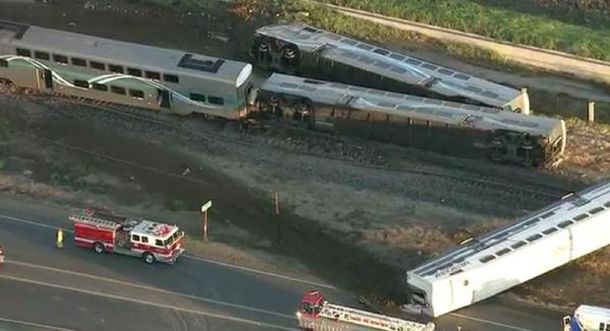 Espectacular accidente de trenes en California: más de 30 heridos