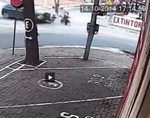 Mirá el impactante accidente entre una moto y un auto en Brasil