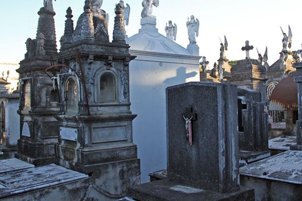 Fue a visitar la tumba de su padre y descubrió que habían robado el cajón con el cuerpo