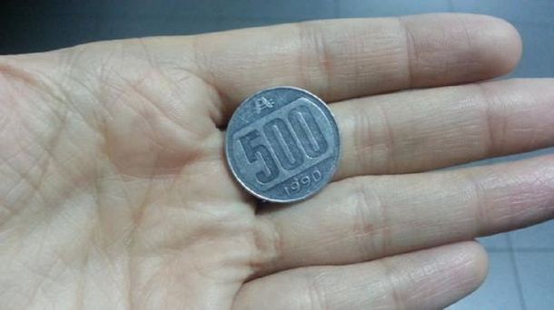 A falta de 25 centavos, un chofer le dio una moneda de 500 australes