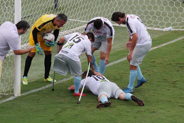 Papelón de Jair Bolsonaro en un partido benéfico: hizo un gol y tuvo que salir lesionado