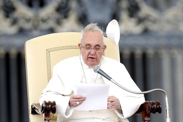 El viento le jugó una mala pasada al papa Francisco