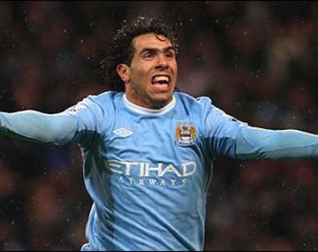 Otra vez apareció Tevez y el City no pierde la esperanza
