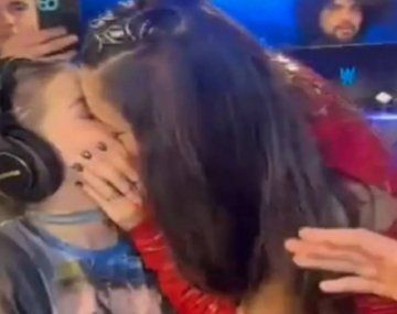 El beso de Juli Castro a Coti Romero en el streaming de Bailando 2023
