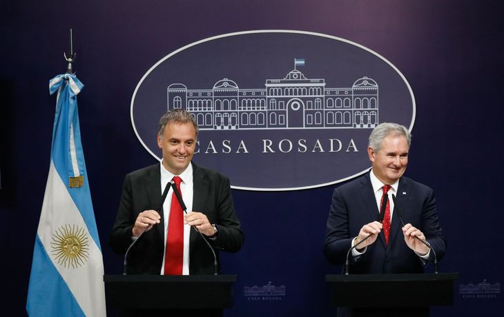 El jefe de Gabinete, Manuel Adorni, junto al canciller Pablo Quirno