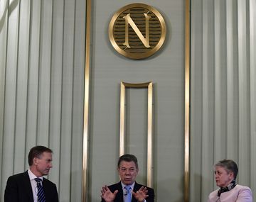 El presidente colombiano Juan Manuel Santos con los miembros del comité que otorga el Premio Nobel, Olav Njoelstad y Berit Reiss-Andersen