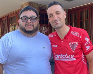 Scaloni posó con la camiseta de Los Andes y sorprendió a todos