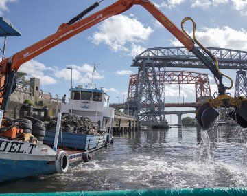 Más motosierra: despiden a más de 250 empleados de Acumar
