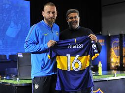 El presidente de Boca junto al flamante refuerzo, Daniele De Rossi