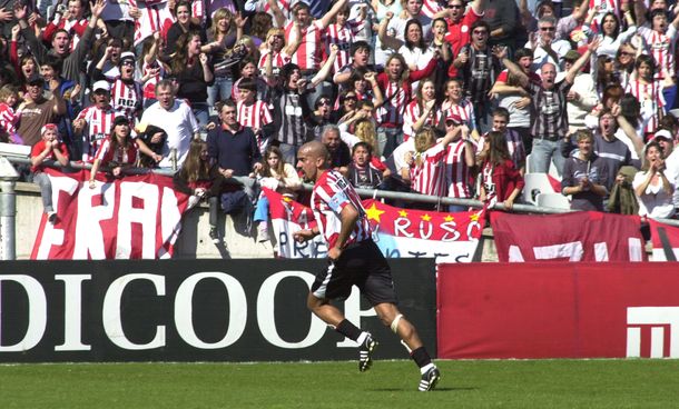 La Bruja Verón festejando un gol en sus épocas de futbolista. ¿Vuelve?