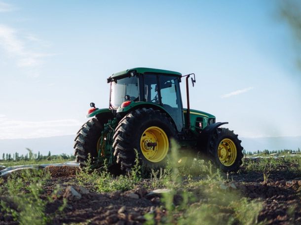 Las autoridades atribuyeron el siniestro a irregularidades en la carga y la falta de licencia habilitante del conductor del tractor en Miramar (Imagen Ilustrativa). Las autoridades atribuyeron el siniestro a irregularidades en la carga y la falta de licencia habilitante del conductor del tractor en Miramar (Imagen Ilustrativa).