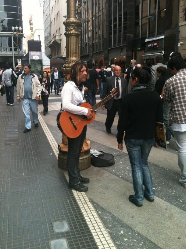 Un mediático en decadencia toca la guitarra en la calle Florida