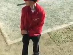 El encargado de seguridad creyó que nadie lo estaba viendo El encargado de seguridad creyó que nadie lo estaba viendo