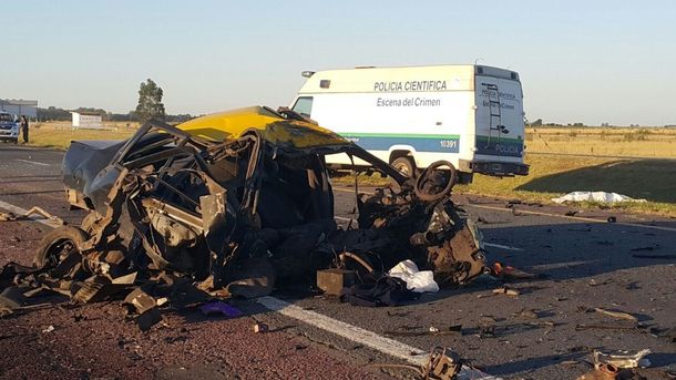 Así quedó el auto tras chocar contra un camión