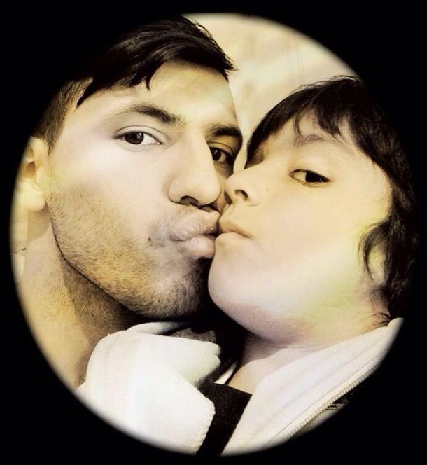 El Kun Agüero recibió la visita de su hijo mientras Karina está en Buenos Aires