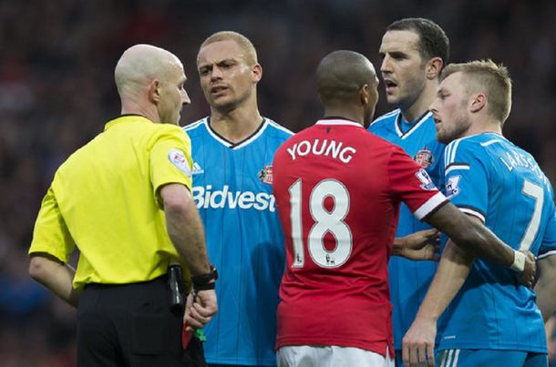 Confundido, un árbitro echó a un jugador equivocado en Inglaterra